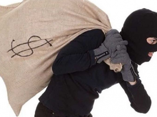 Смелость криворожан взорвала соцсети: сотрудники магазина схватили вооруженного преступника (видео)