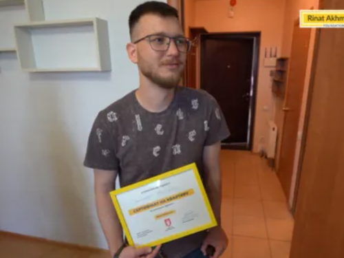 Мріє створити родину після пережитого полону: захисник Маріуполя отримав квартиру від Фонду Ріната Ахметова