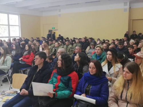 В Кривом Роге будущие абитуриенты выполняли квест по правам детей и стреляли из пистолета (ФОТО)