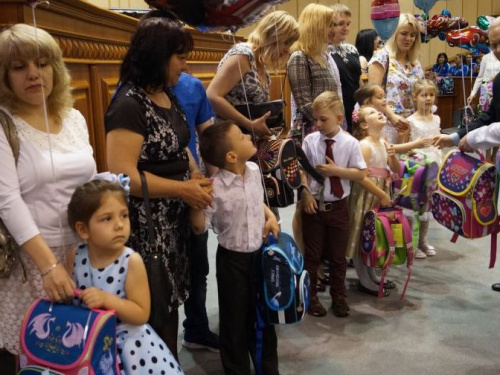 В Кривом Роге первоклассникам, которые родились в один день с городом, вручили подарки (фото)