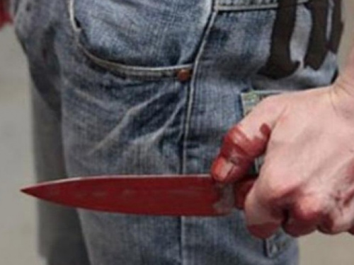 В Кривом Роге 19-летний парень изрезал ножом случайного прохожего