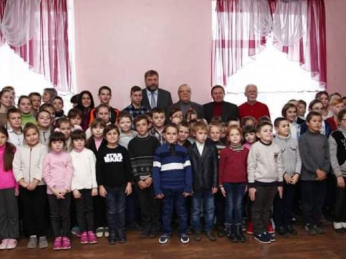 Школа Кривого Рога к юбилею получила подарки от промышленного предприятия (фото)