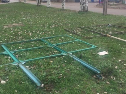 В Кривом Роге с незаконной рекламой борются с помощью болгарки