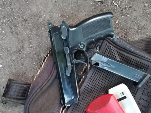 "Взял поносить": в Кривом Роге мужчина разгуливал по улице с не своим пистолетом