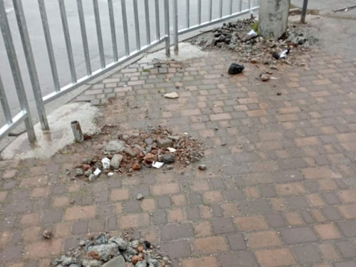 Паркан поставили, а сміття не прибрали: криворіжці скаржаться на якість благоустрою