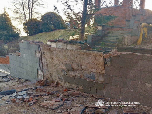 Десятки вибухів зранку: Дніпропетровщину масовано атакували дронами, є поранений