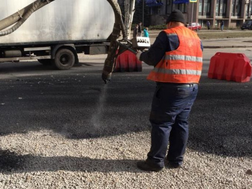 Борьба с ямами: в Кривом Роге продолжается ремонт дорог (фото)