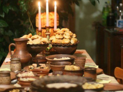 Сочельник в Кривом Роге: на Святвечер хозяйки традиционно готовят кутю и 12 блюд, а детям предстоит носить вечерю 