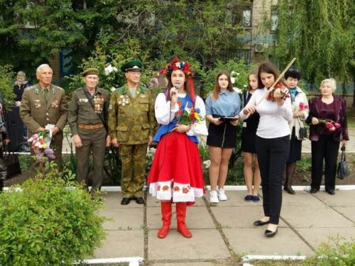 Память жива: в Покровском районе Кривого Рога прошло торжественное возложение цветов (фоторепортаж)