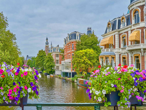 Тюльпани, свята та гастронасолоди: чому весна тут незабутня - фото з відкритих джерел