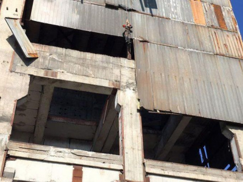 В Кривом Роге на высоте 25 метров обнаружили тело неизвестного мужчины (ФОТО, ВИДЕО)