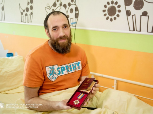 Вони тримали світло під обстрілами: на Дніпропетровщині двом енергетикам вручили ордени «За мужність»