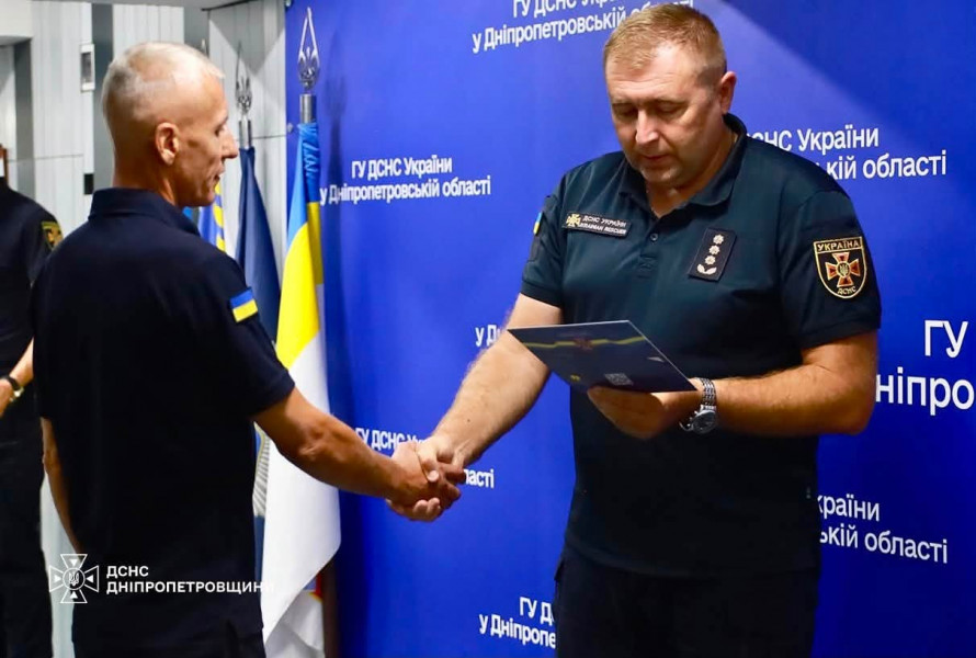«За відвагу в надзвичайній ситуації»: рятувальники Дніпропетровщини отримали відзнаки