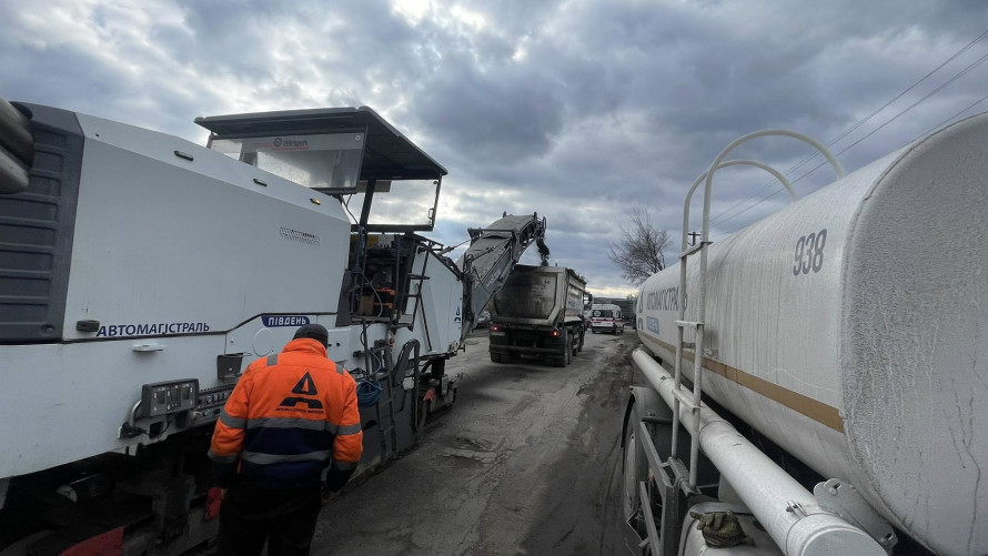 На Дніпропетровщині розпочався сезон ремонту доріг: які траси зараз лагодять
