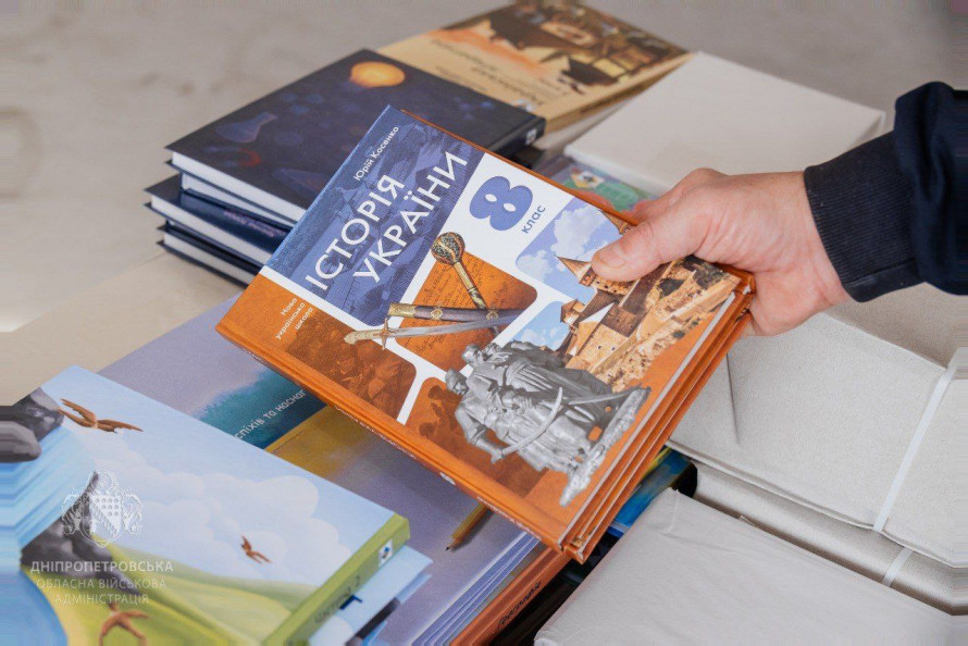 Безбарʼєрний буквар: на Дніпропетровщині отримали тисячі книжок для дітей з особливими потребами