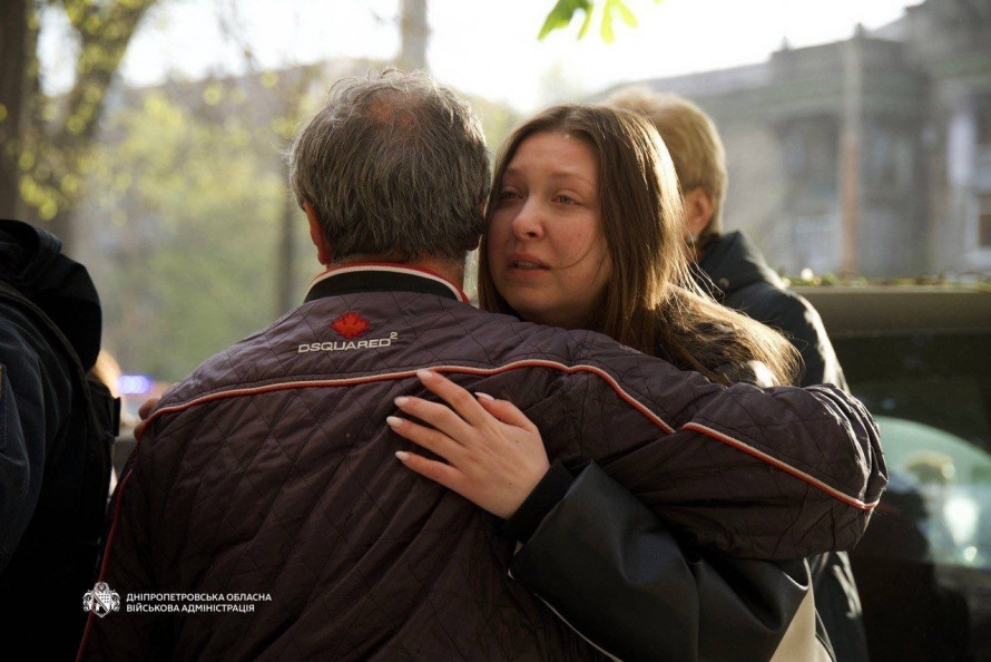 Під завалами можуть залишатися люди: після російської атаки 25 квітня в Дніпрі виникли пожежі