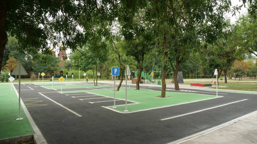 Світлофори, переходи та роль регулювальника: у Кривому Розі створили навчальний простір для дітей