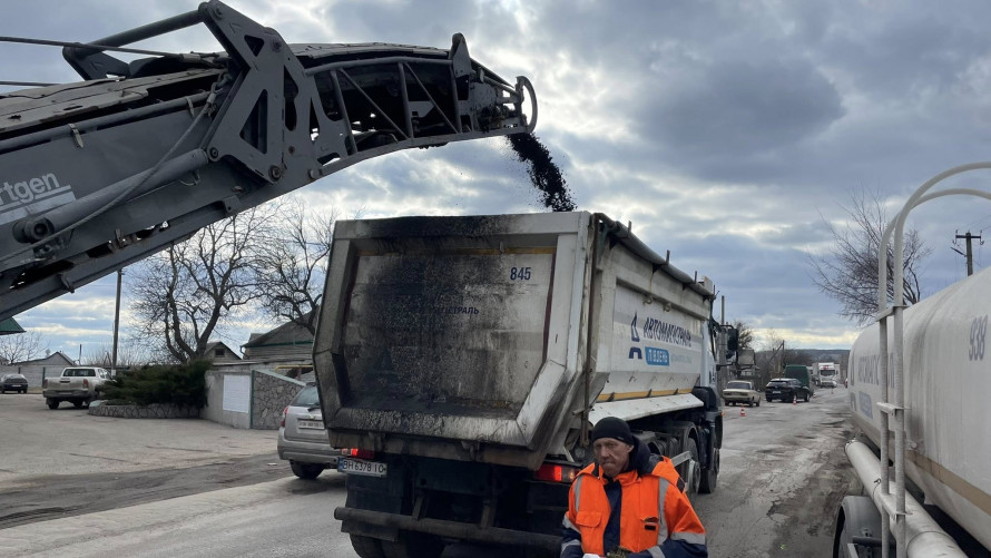 На Дніпропетровщині розпочався сезон ремонту доріг: які траси зараз лагодять