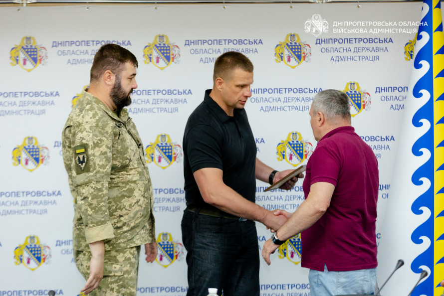 Держава дбає про Героїв: ветерани Дніпропетровщини отримали сертифікати на житло