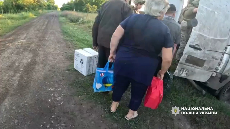 «Білі янголи» рятують людей: з прифронтової громади Дніпропетровщини евакуювали трьох літніх жителів
