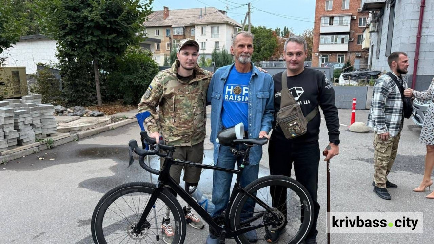 Кілометр за кілометром на одній педалі: у Кривого Рогу мандрівник з Канади Джейкоб Кепка зустрівся з амбасадори спільноти "Титани UA"