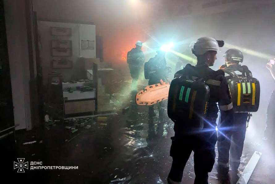 У Кривому Розі 16 загиблих та понад 100 поранених після удару росіян по торговому центру: триває розбір завалів
