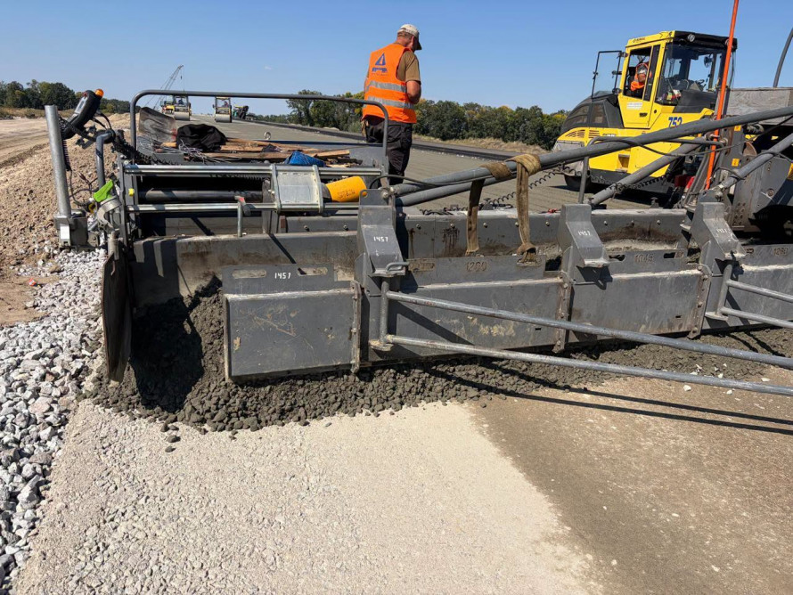 На Дніпропетровщині зводять дорогу, яка пропускатиме понад 25 тисяч авто на добу: подробиці