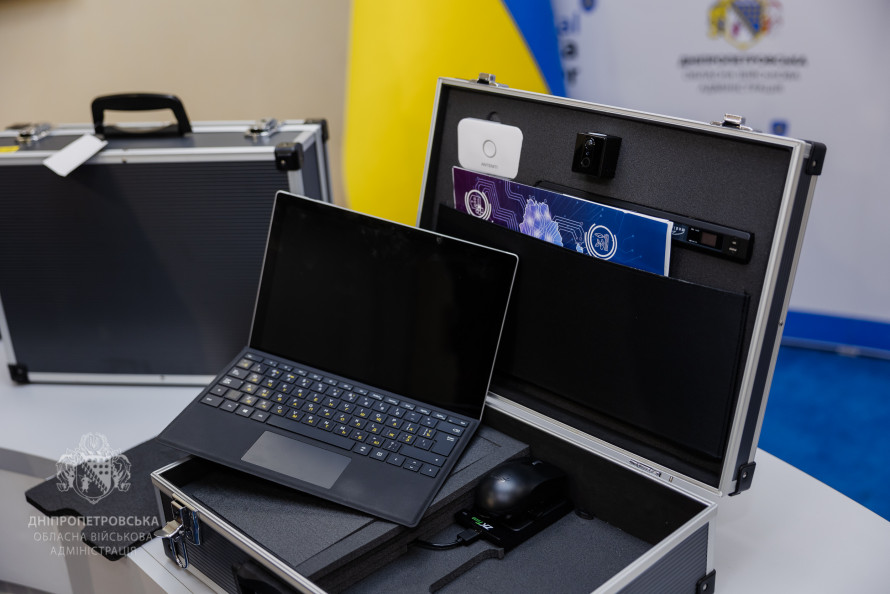 ЦНАПи Дніпропетровщини отримали мобільні валізки: чому це важливо