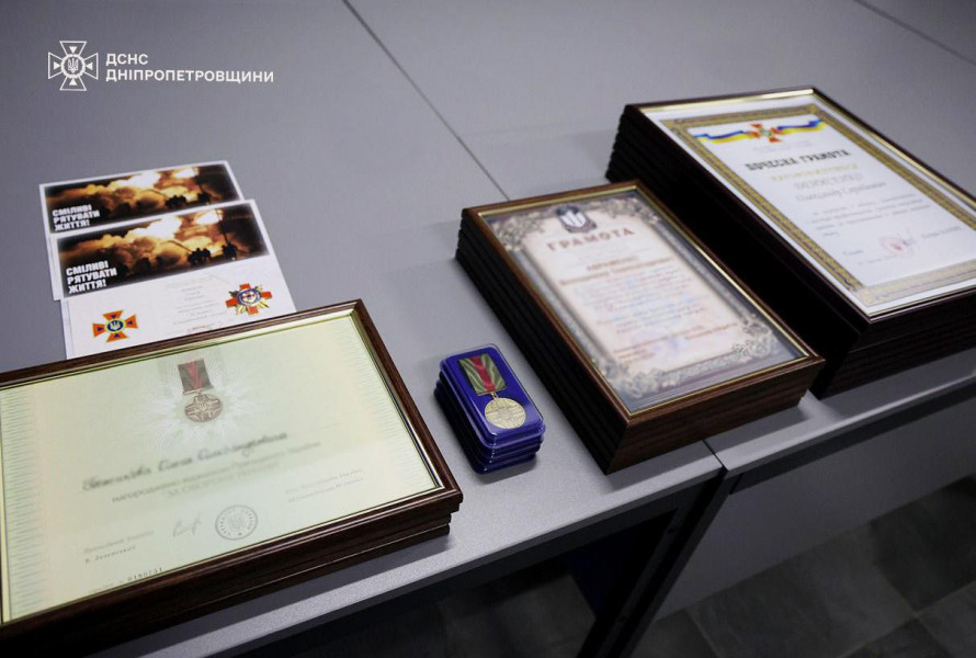 Ризикують життям щодня: надзвичайників Дніпропетровщини відзначили державними нагородами