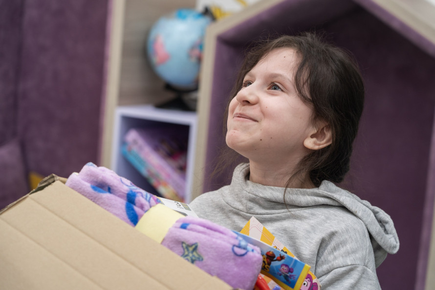 Посмішки в осередку Школи Супергероїв: криворізькі діти отримали індивідуальні подарунки