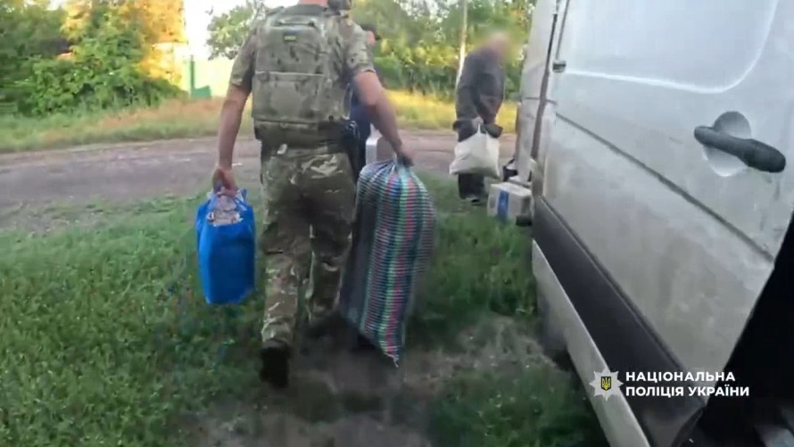«Білі янголи» рятують людей: з прифронтової громади Дніпропетровщини евакуювали трьох літніх жителів