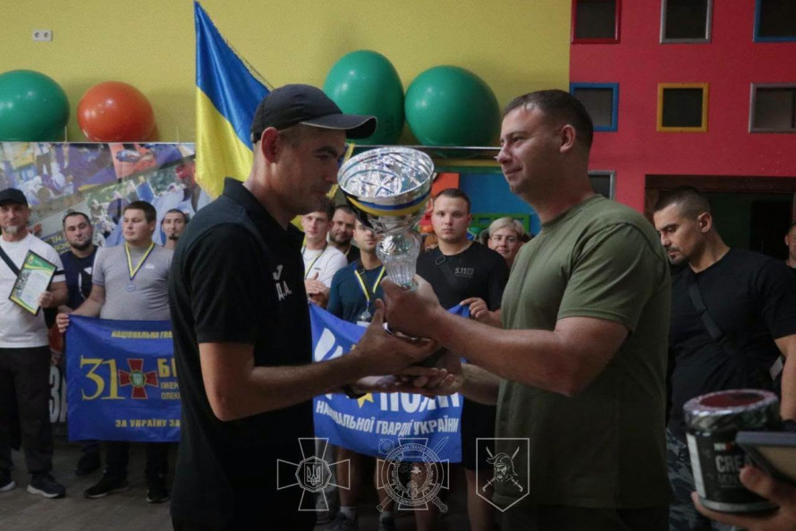 Незламна сила захисників: криворізькі нацгвардійці тріумфували на змаганнях з армреслінгу