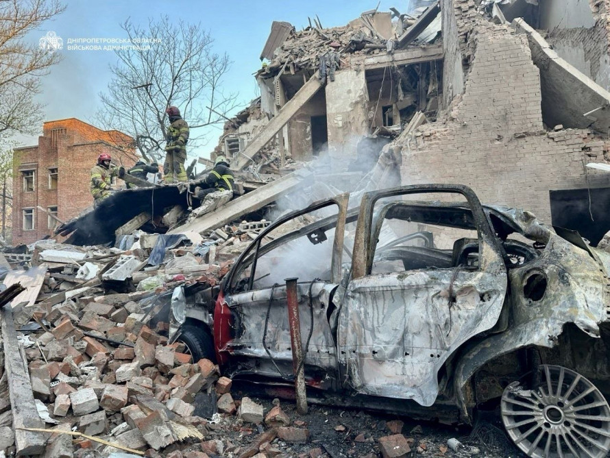 Під завалами можуть залишатися люди: після російської атаки 25 квітня в Дніпрі виникли пожежі