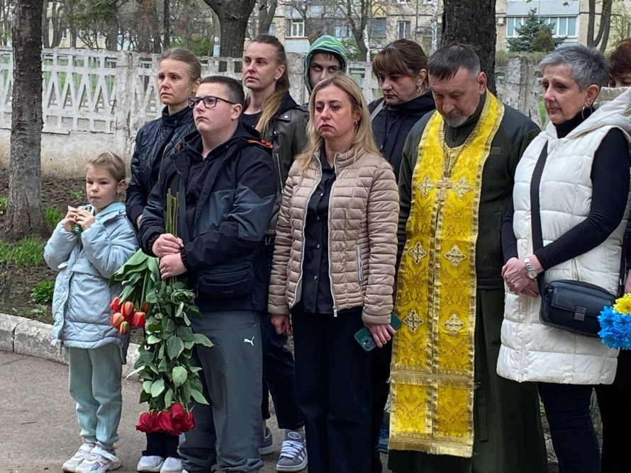 У криворізькій гімназії відкрили меморіальну дошку випускнику, загиблому Воїну Роману Гладуну