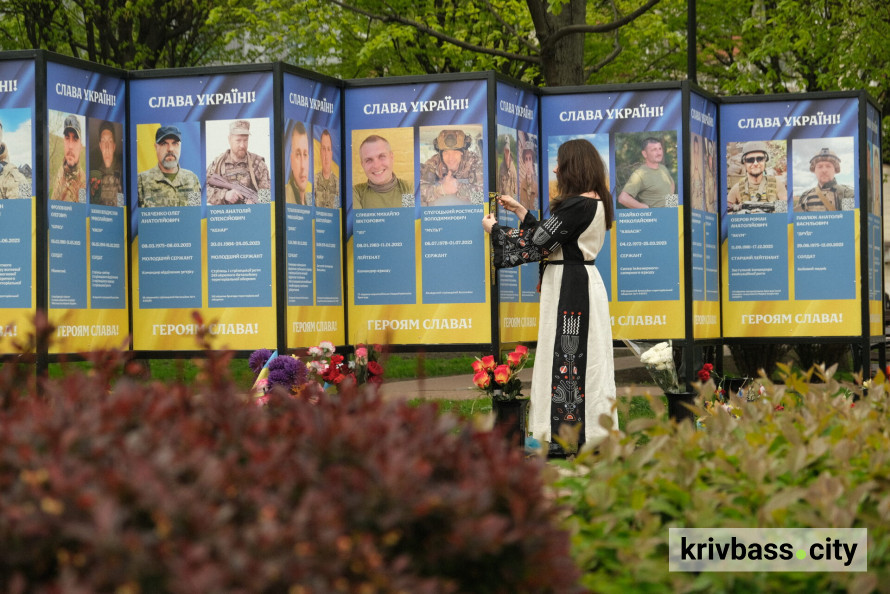 «Вишита стрічка пам’яті»: криворіжців у День Вишиванки закликають вшанувати полеглих Героїв особливим символом