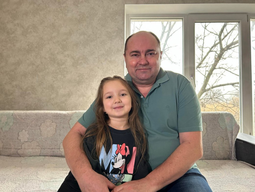 «Вижив завдяки любові онучки»: вірші Злати з Дніпропетровщині стали оберігом на передовій