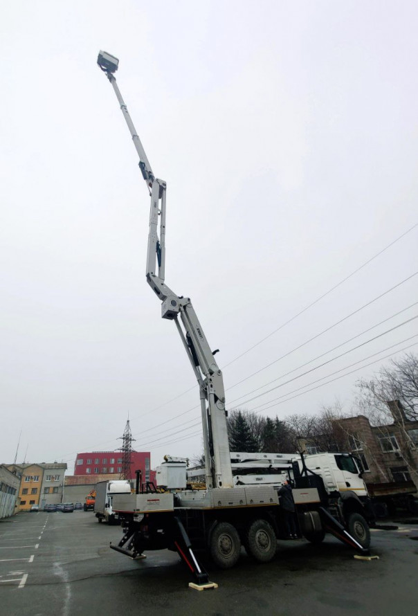 Міжнародна допомога: енергетики Дніпропетровщини отримали підйомники для робіт на високовольтних лініях
