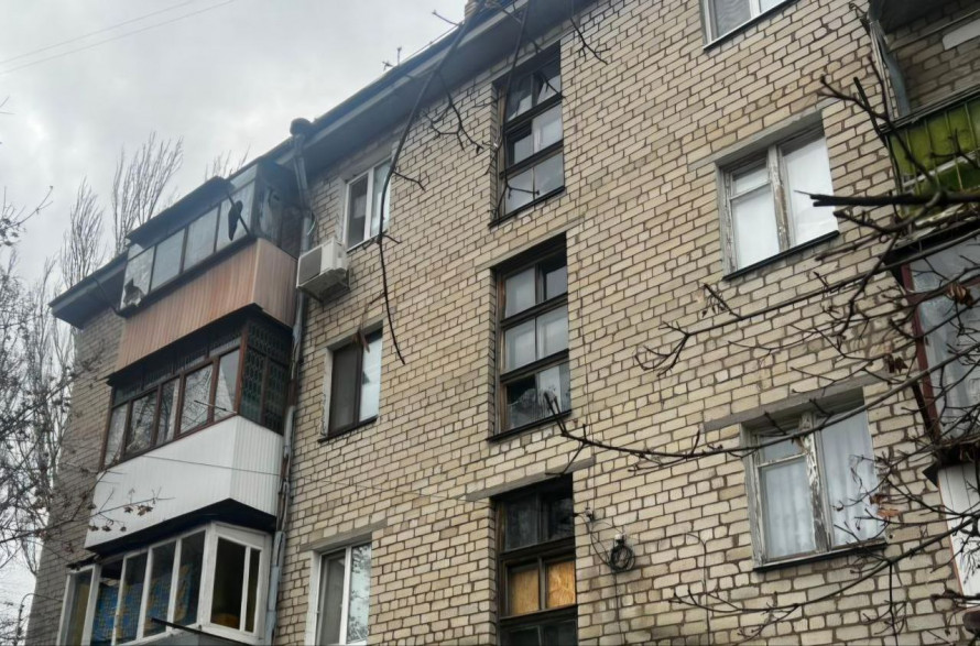 Нові удари росіян по Дніпропетровщині: знищені автомобілі, пошкоджені магазини та гуртожиток