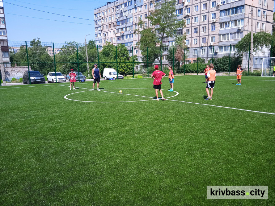 Гол, фінти та оплески вболівальників: у Кривому Розі відкрили футбольний майданчик