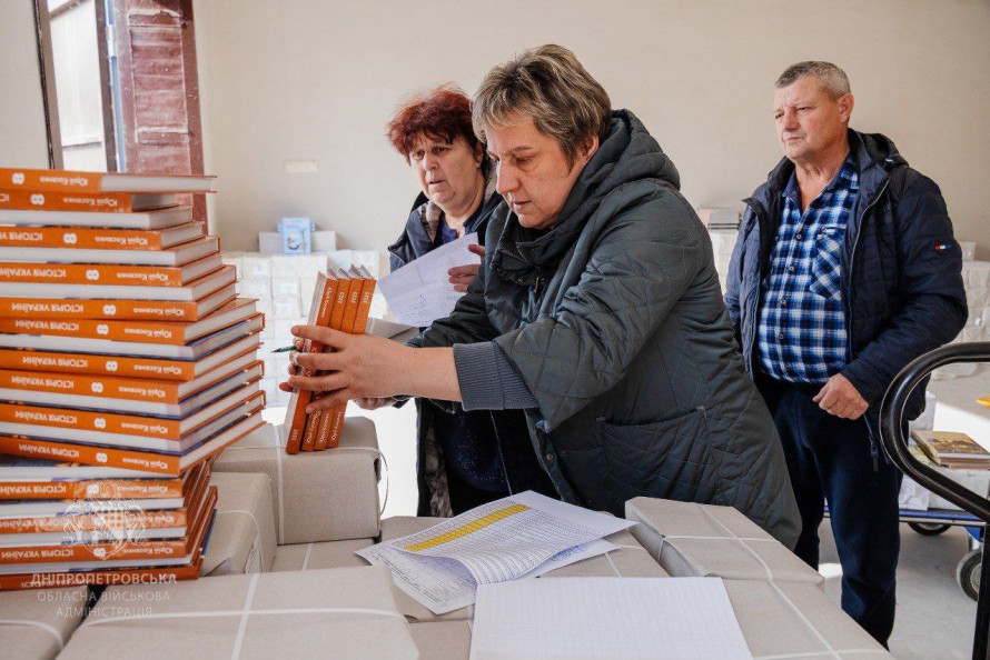 Безбарʼєрний буквар: на Дніпропетровщині отримали тисячі книжок для дітей з особливими потребами