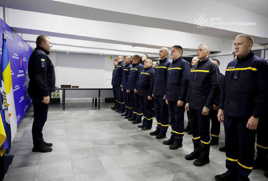 Ризикують життям щодня: надзвичайників Дніпропетровщини відзначили державними нагородами