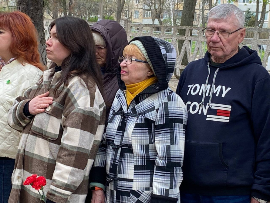 У криворізькій гімназії відкрили меморіальну дошку випускнику, загиблому Воїну Роману Гладуну