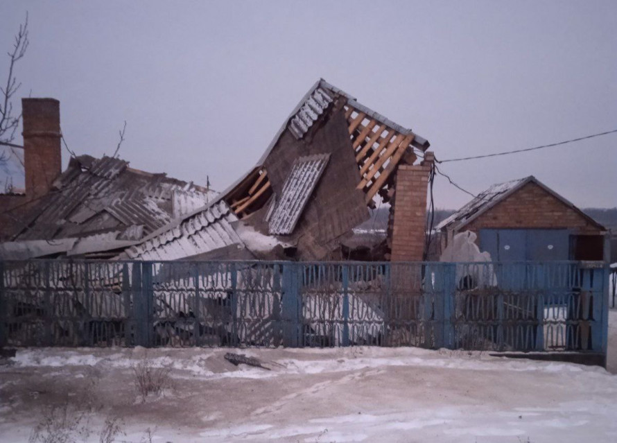 Росіяни продовжують гатити по Дніпропетровщині: пошкоджені будинки, споруди та електромережі