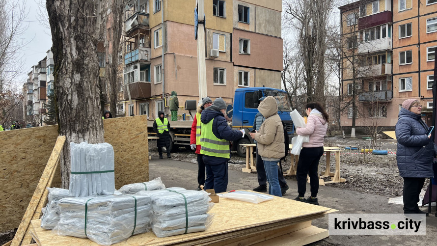 Без даху над головою залишилися криворіжці: у місті ліквідовують наслідки обстрілу 26 лютого