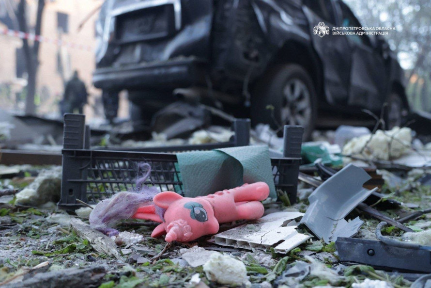 Під завалами можуть залишатися люди: після російської атаки 25 квітня в Дніпрі виникли пожежі