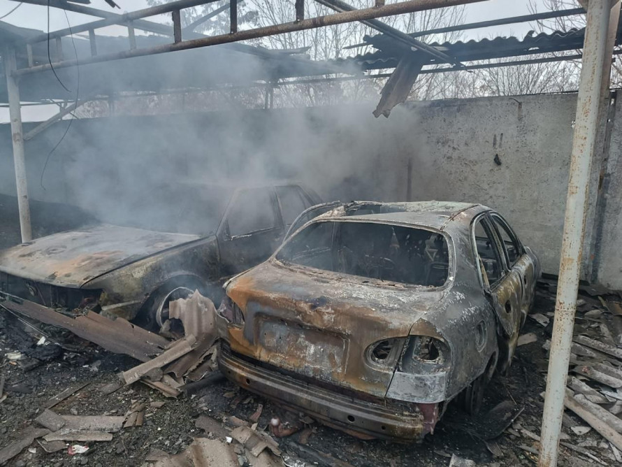 Нові удари росіян по Дніпропетровщині: знищені автомобілі, пошкоджені магазини та гуртожиток