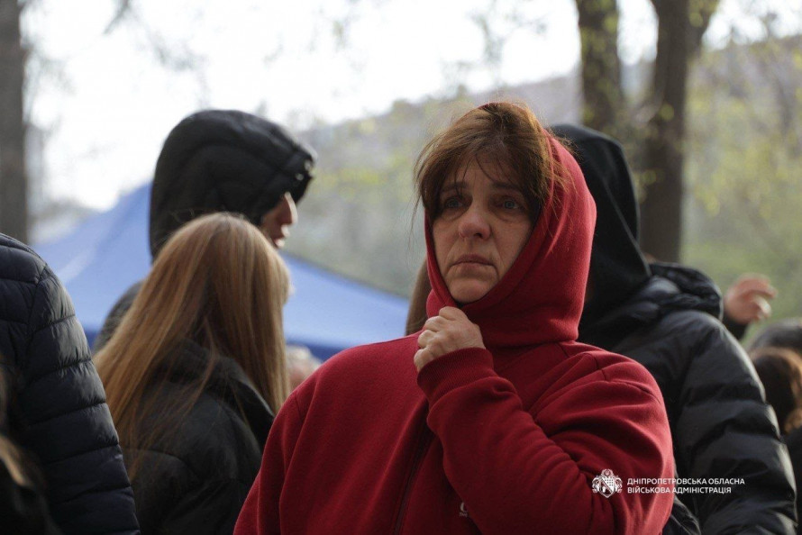 Під завалами можуть залишатися люди: після російської атаки 25 квітня в Дніпрі виникли пожежі