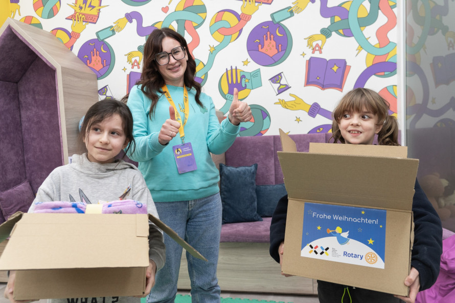 Посмішки в осередку Школи Супергероїв: криворізькі діти отримали індивідуальні подарунки