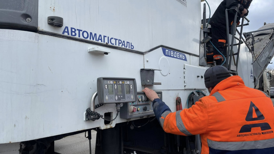 На Дніпропетровщині розпочався сезон ремонту доріг: які траси зараз лагодять