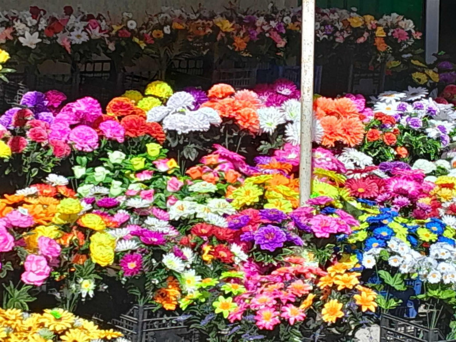 Чому варто відмовитися від пластикових квітів на кладовищі